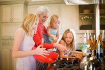 Приготовление пищи всей семьей на кухне — стоковое фото