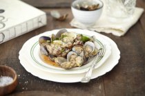 Still life of bowl of whole cooked clams — Stock Photo