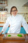 Ritratto di chef donna in cucina commerciale — Foto stock