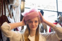 Donna che prova il cappello vintage — Foto stock