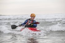 Joven kayak de mar - foto de stock