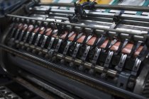 Fechar a máquina de impressão de papel na oficina de impressão — Fotografia de Stock