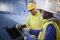 Arbeiter untersuchen Maschinen auf Ölplattform — Stockfoto