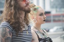 Retrato de casal punk hippy lado a lado na rua da cidade — Fotografia de Stock