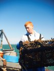 Pescador en el trabajo en barco - foto de stock