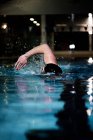 Entraînement d'homme sportif en piscine — Photo de stock