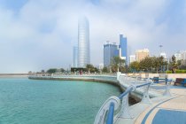 Innenstadt abu dhabi, Wahrzeichen Turm, Baynunah Turm, vereinigte arabische Emirate — Stockfoto