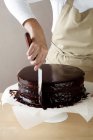 Donna che cucina torta al cioccolato — Foto stock