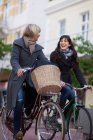 Donne che vanno in bicicletta sulla strada della città — Foto stock