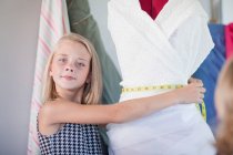 Mädchen spielt Modedesignerin — Stockfoto