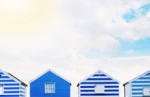 Fila de cabanas coloridas de praia durante o dia, Suffolk, Reino Unido — Fotografia de Stock