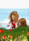 2 Mädchen beobachten Schmetterling — Stockfoto