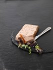 Ardennen Pastete und Rucola gemischte Salatblätter auf Schiefer Schneidebrett — Stockfoto