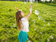 Bambina facendo bolle di sapone — Foto stock