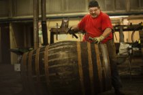 Uomo maturo che fa botte di whisky in cooperage — Foto stock