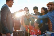 Amigos na festa ao ar livre fazendo um brinde — Fotografia de Stock