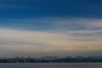 Ciudad de Seattle skyline en el agua - foto de stock