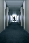 Homme portant des valises dans un couloir — Photo de stock