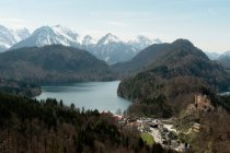 Alpes allemandes surplombant le paysage rural — Photo de stock