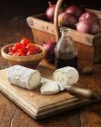 Goats cheese, balsamic vinegar, red onions and red peppers — Stock Photo