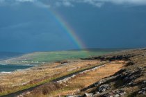 Arco iris sobre paisaje rural - foto de stock