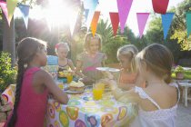 Mädchen serviert Freunden Geburtstagstorte auf Party — Stockfoto