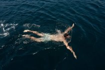 Человек плавает в море — стоковое фото