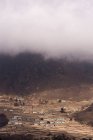 Pueblo valle de montaña - foto de stock