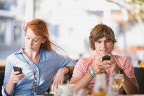 Mann und Frau schreiben SMS — Stockfoto