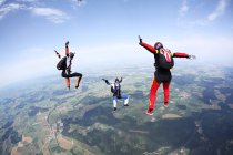 Tre paracadutisti liberi che cadono sopra Leutkirch, Baviera, Germania — Foto stock