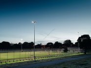 Fußballplatz in der Abenddämmerung, Manchester, England — Stockfoto