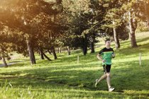 Молодой спортсмен бегает в парке — стоковое фото