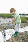 Jeune garçon pêche avec filet — Photo de stock