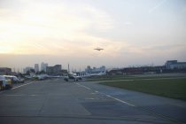 Vue de la piste et des aéronefs de l'aéroport — Photo de stock