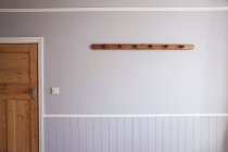 Вешалка для одежды на стене — стоковое фото