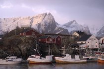 Reine vila piscatória com montanhas cobertas de neve, Noruega — Fotografia de Stock