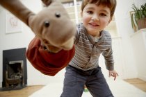 Gros plan du garçon jouant avec une marionnette à main — Photo de stock