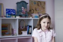 Портрет молодой девушки в спальне — стоковое фото