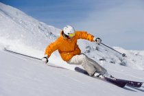 Sciatore intaglio attraverso la neve in polvere — Foto stock