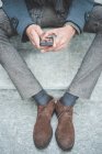 Schnappschuss von Geschäftsmann beim SMS-Schreiben auf Smartphone — Stockfoto