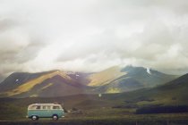 Campervan voyageant à travers les Highlands écossais — Photo de stock