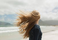 Молодые женщины волосы, дующие на ветру — стоковое фото