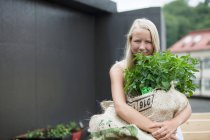 Teenager-Mädchen mit Sack voller Pflanzen — Stockfoto