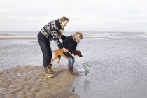 Mid adulto homem e filho pesca na praia, Bloemendaal aan Zee, Países Baixos — Fotografia de Stock