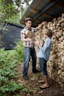 Vater und Sohn holen Brennholz ins Freie — Stockfoto