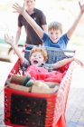 Crianças brincando com carrinho de compras, foco em primeiro plano — Fotografia de Stock