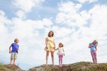 Mère avec trois enfants sur les dunes, Pays de Galles, Royaume-Uni — Photo de stock