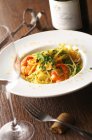 Espaguete com camarão e enfeite — Fotografia de Stock