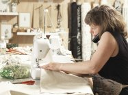 Mulheres costurando na oficina têxtil de impressão manual — Fotografia de Stock
