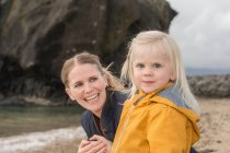 Madre e bambino sulla costa — Foto stock